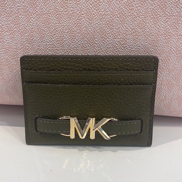 MICHAEL KORS
Reed Large Pebbled Leather Card Holder Case Wallet
COLOR:OLIVE
NWT - Picture 3 of 16